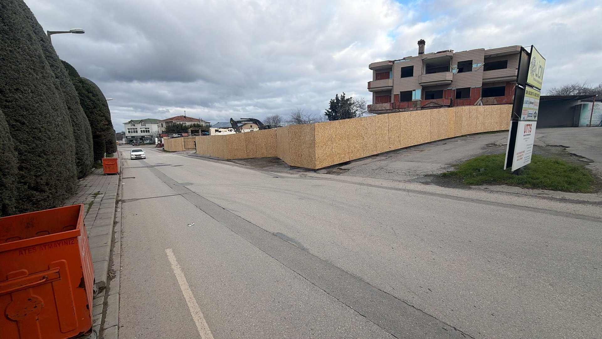 İstanbul'da yıkım alanı çevresinde OSB kapama uygulaması - yol kenarı güvenlik perdesi